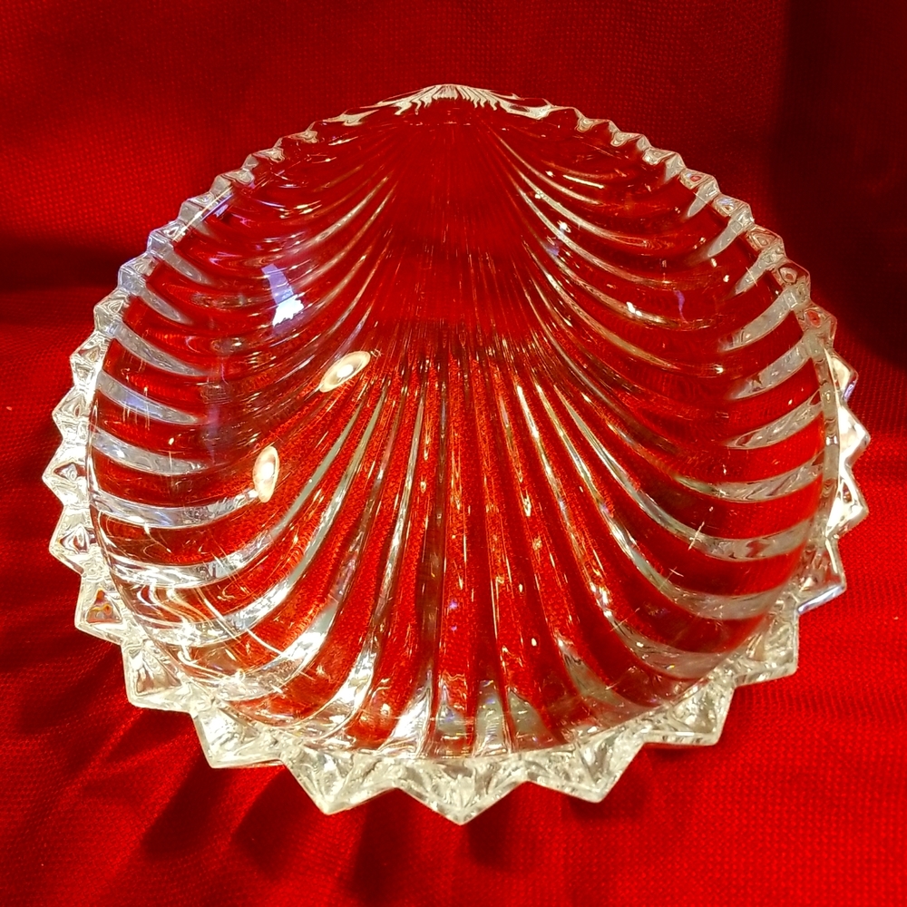 Eye catching Crystal Bowl in Shell Design L9" x W8.75" x H3.25"